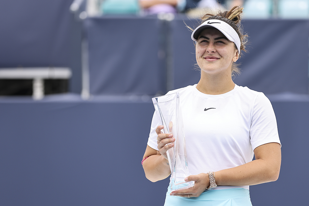 Bianca Andreescu with trophy