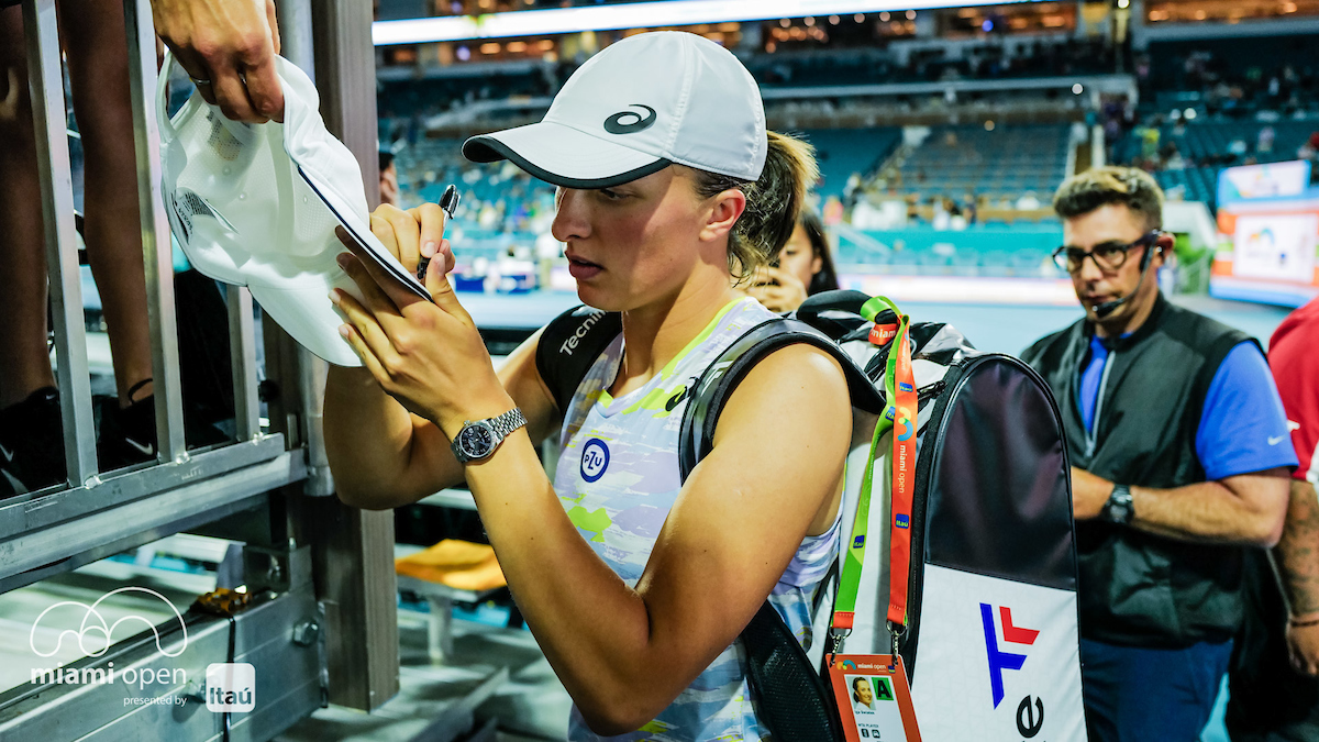 Iga Świątek signs autographs during Miami Open
