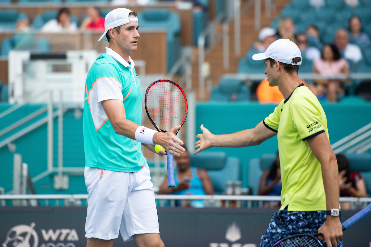 John Isner (left) and Hubert Hurkacz (right) handshake