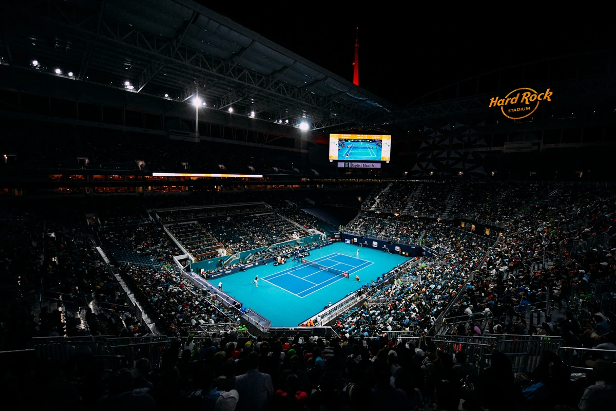 032819-MiamiOpen-PM107_Hero Main stadium court at the Miami Open during a professional tennis match with fans filling the stands