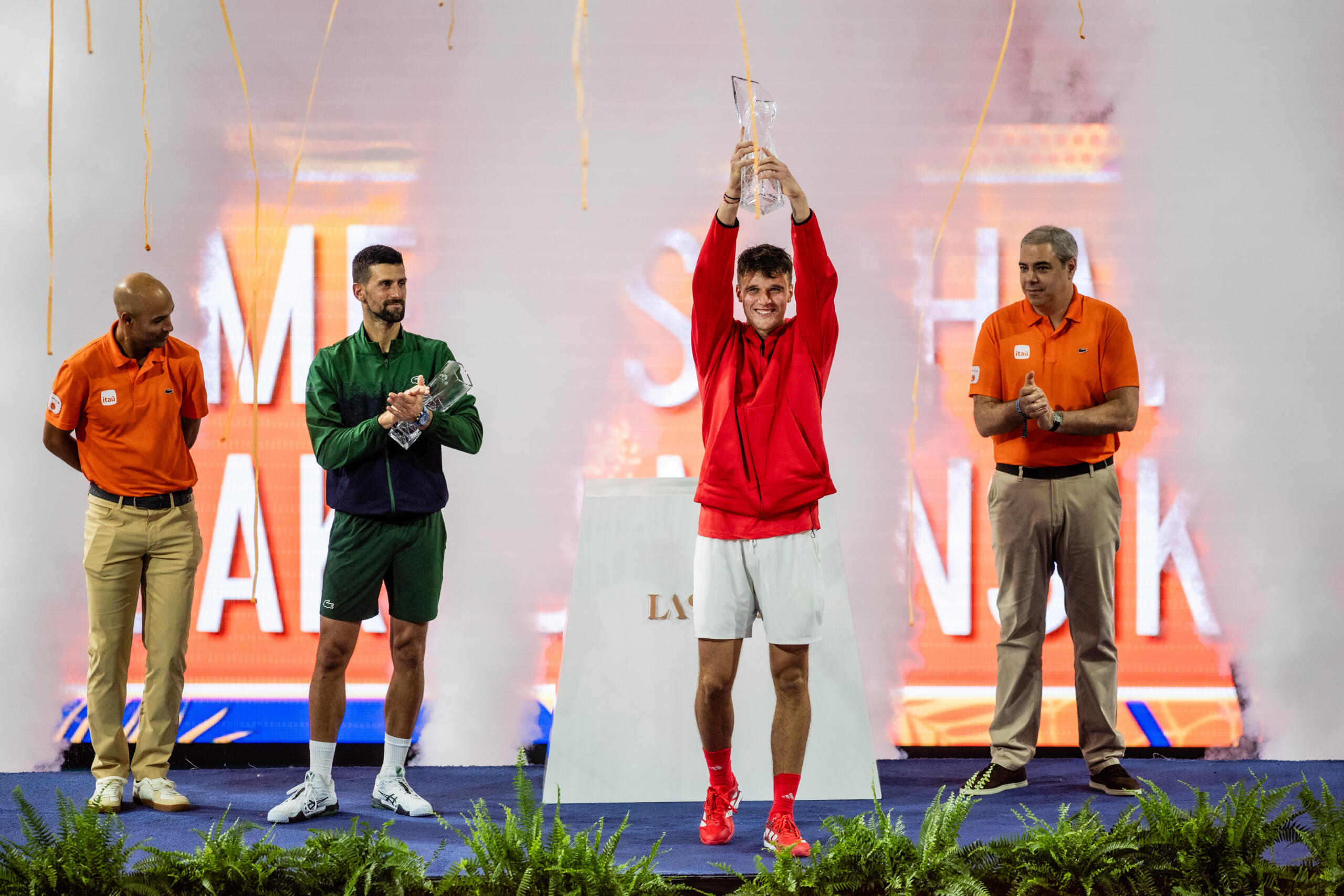 Mensik lifts the Miami Open trophy over his head
